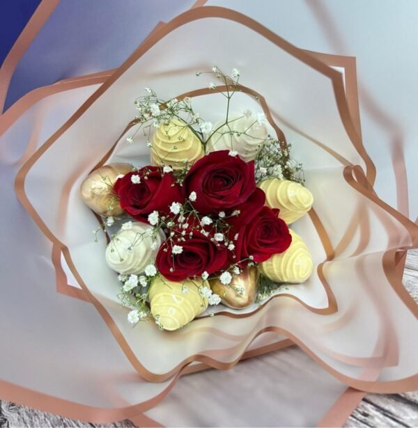 Bouquet de 4 Rosas y 8 Fresas