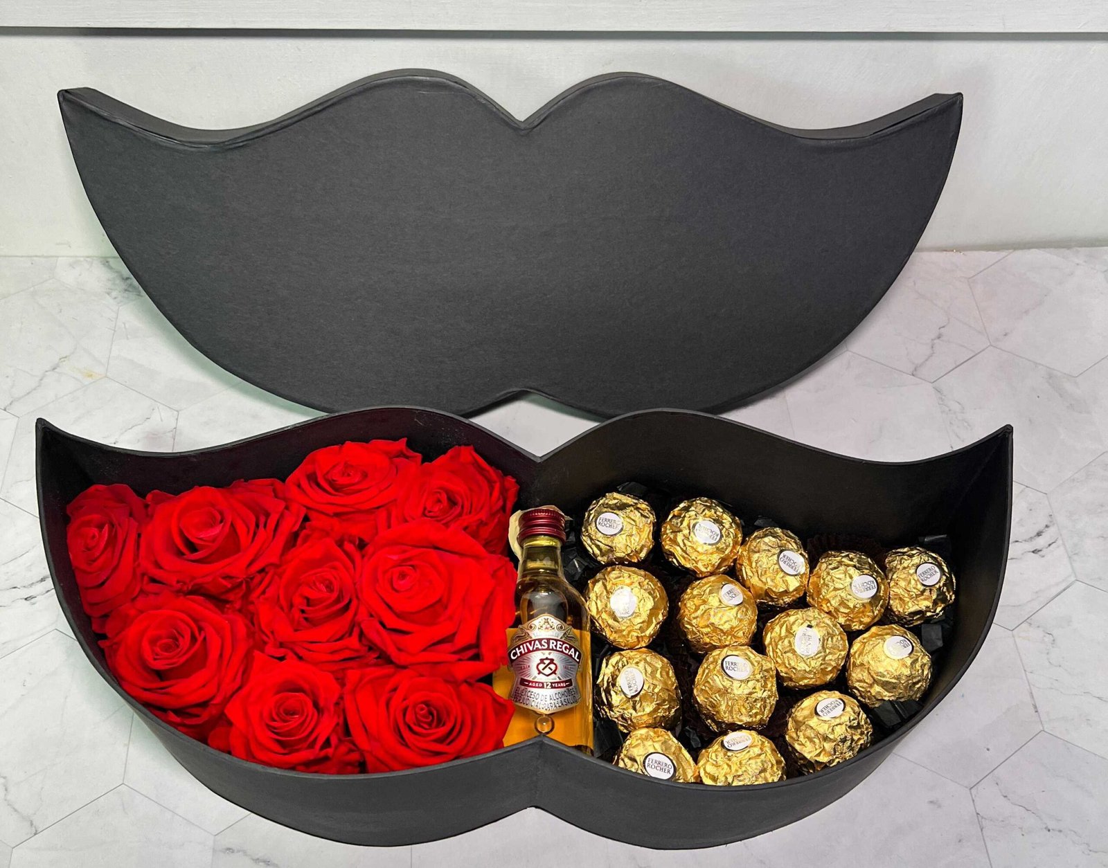 Caja Bigote Hombre Con Rosas naturales, Chocolates Ferrero Rocher Y Whisky