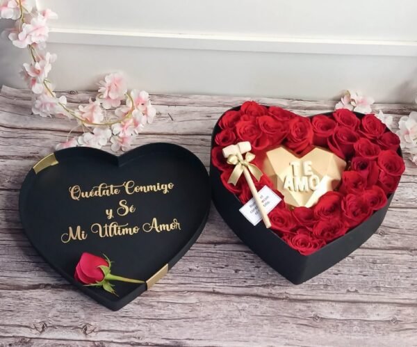 Caja Corazón de lujo, Corazón 3d chocolate y martillo con rosas