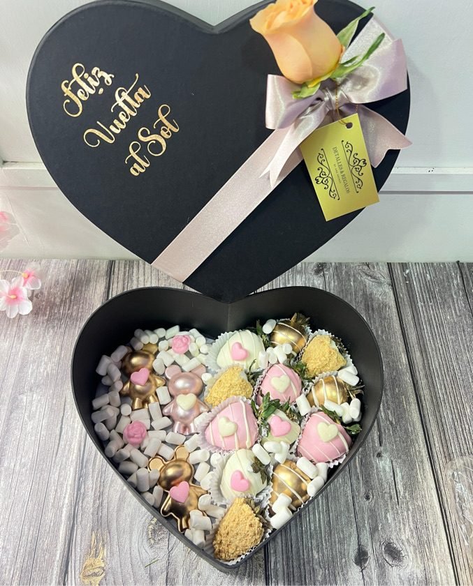 Caja De lujo corazón Mediano. Ositos Teddy y fresas con chocolate NO INCLUYE ROSA PRESERVADA (2)