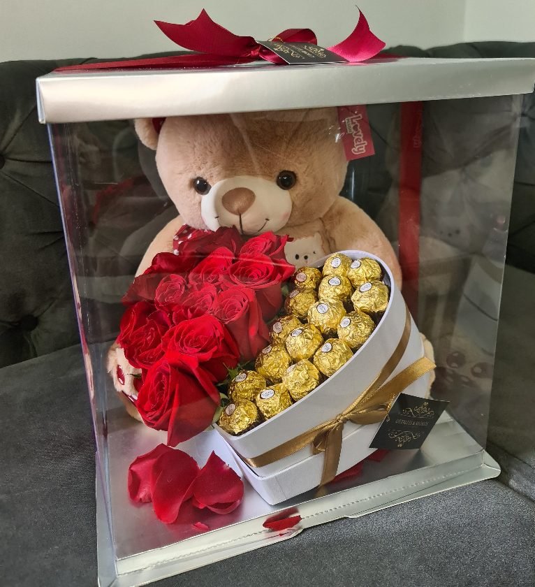 Caja Regalo oso peluche 35cm y y corazón con rosas y ferreros rocher.2