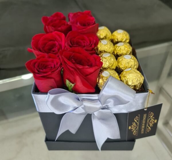 Caja de Lujo cuadrada 15x15 rosas y ferreros