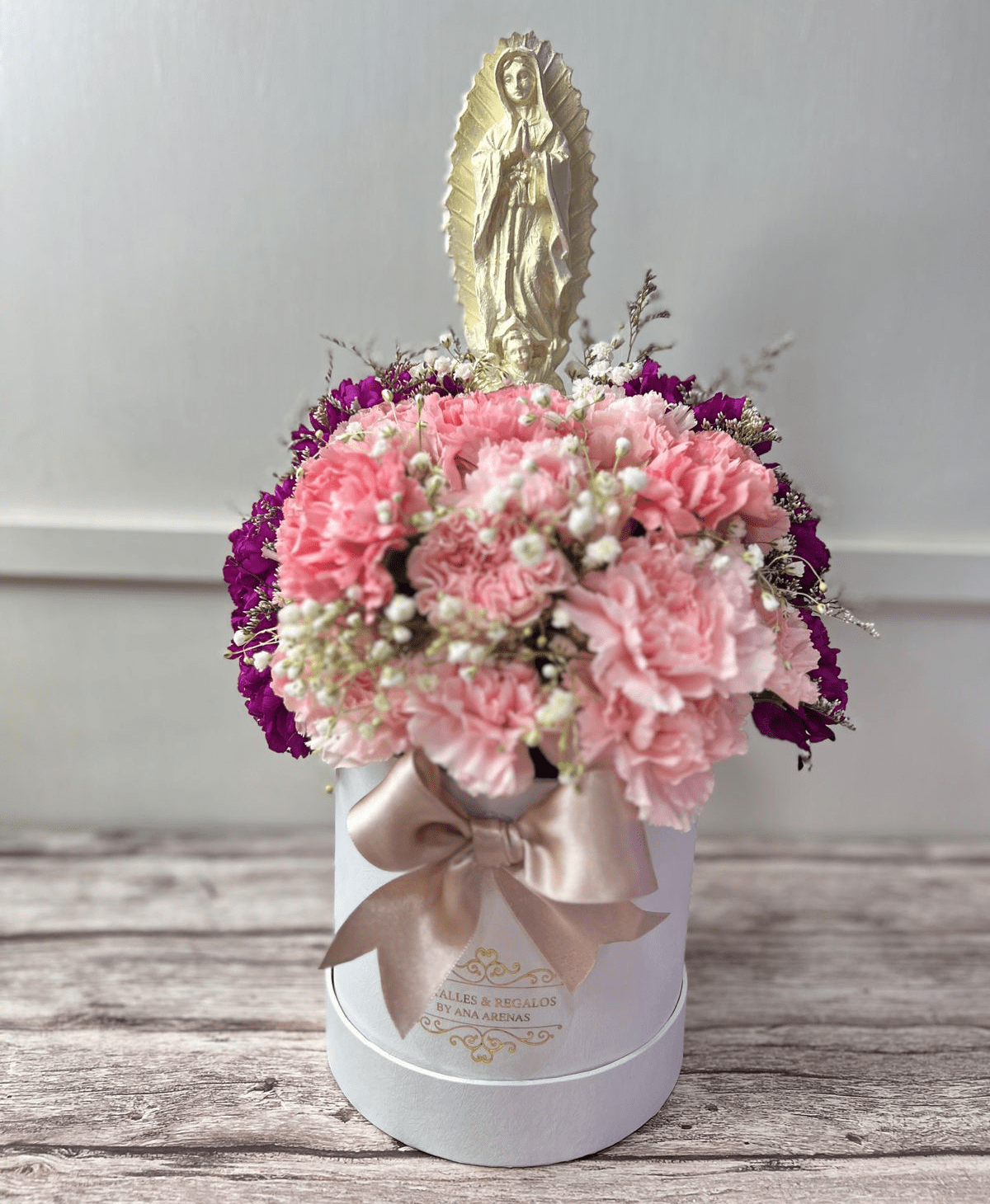 Caja de lujo cilindro mini con claveles y virgen pequeña2