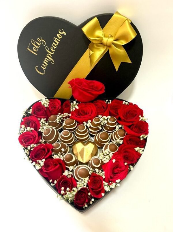 Caja de lujo corazón, con rosas, fresas con chocolate y corazón relleno