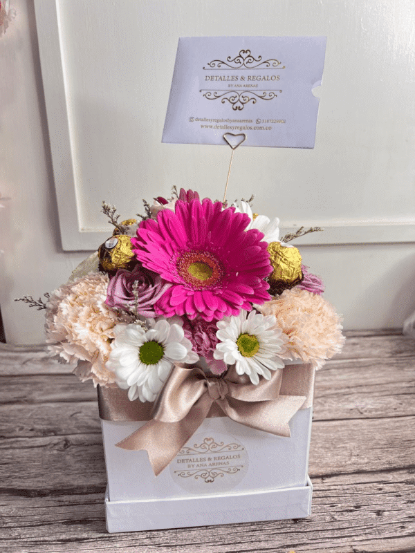 Caja de lujo floral Cubo - ROSAS, GERBERAS, MARGARITAS Y CHOCOLATES FERRERO ROCHER