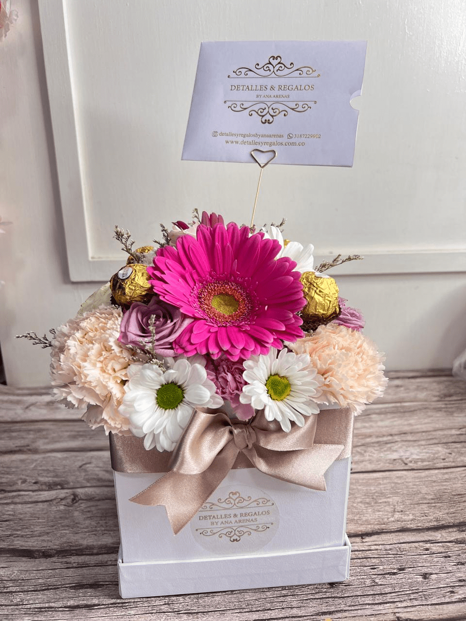 Caja de lujo floral Cubo - ROSAS, GERBERAS, MARGARITAS Y CHOCOLATES FERRERO ROCHER1