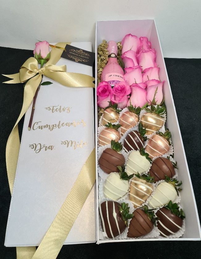 Caja de lujo rosas, vino y fresas (2)