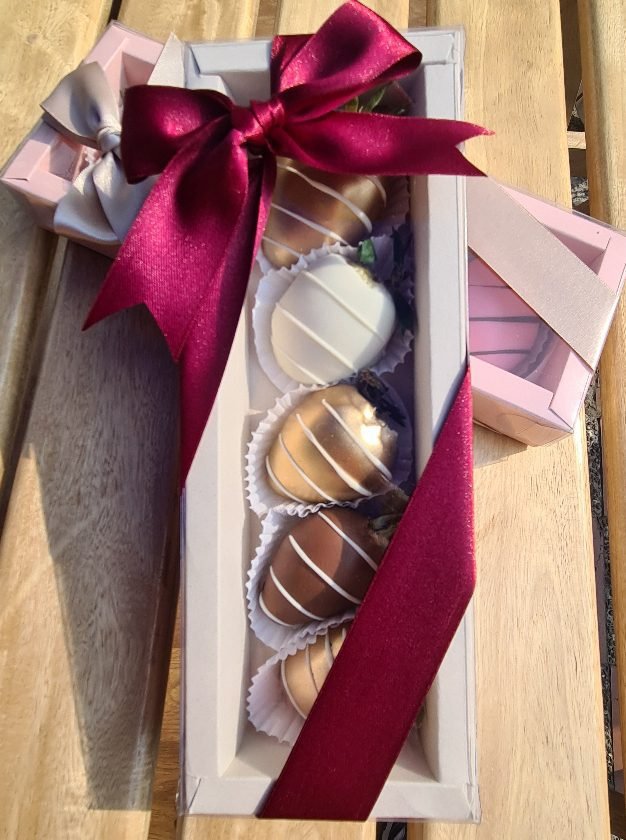 Caja económica con Fresas 🍓 cubierta de chocolate (2)
