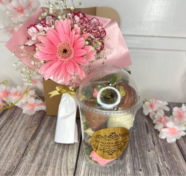 Caja para llevar con flores y fresas con chocolate