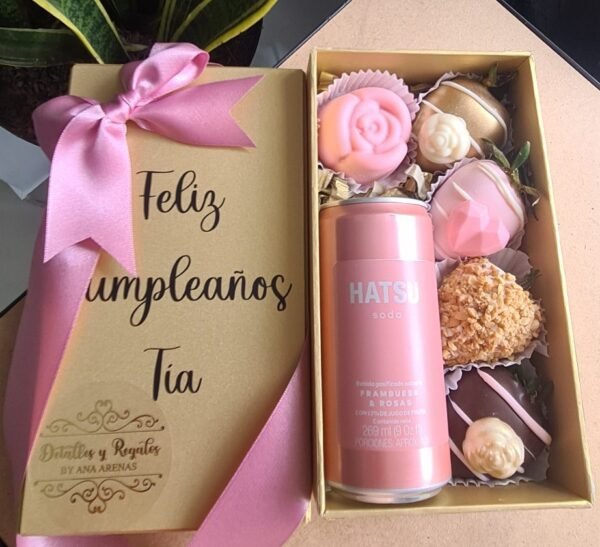 Caja pequeña con fresas y soda hatsu