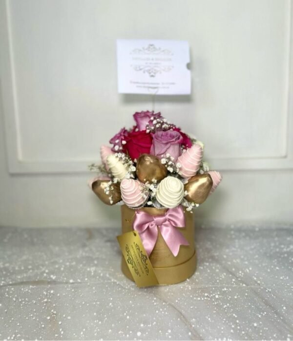 Cilindro mini de lujo con fresas con chocolate y rosas