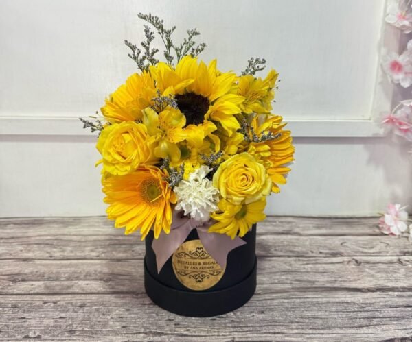 Cilindro pequeño de lujo con flores amarillas