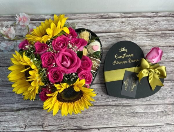 Corazón de lujo pequeño con girasoles, rosas y fresas con chocolate