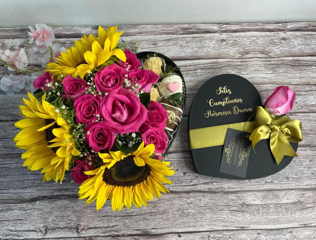 Corazón de lujo pequeño con girasoles, rosas y fresas con chocolate