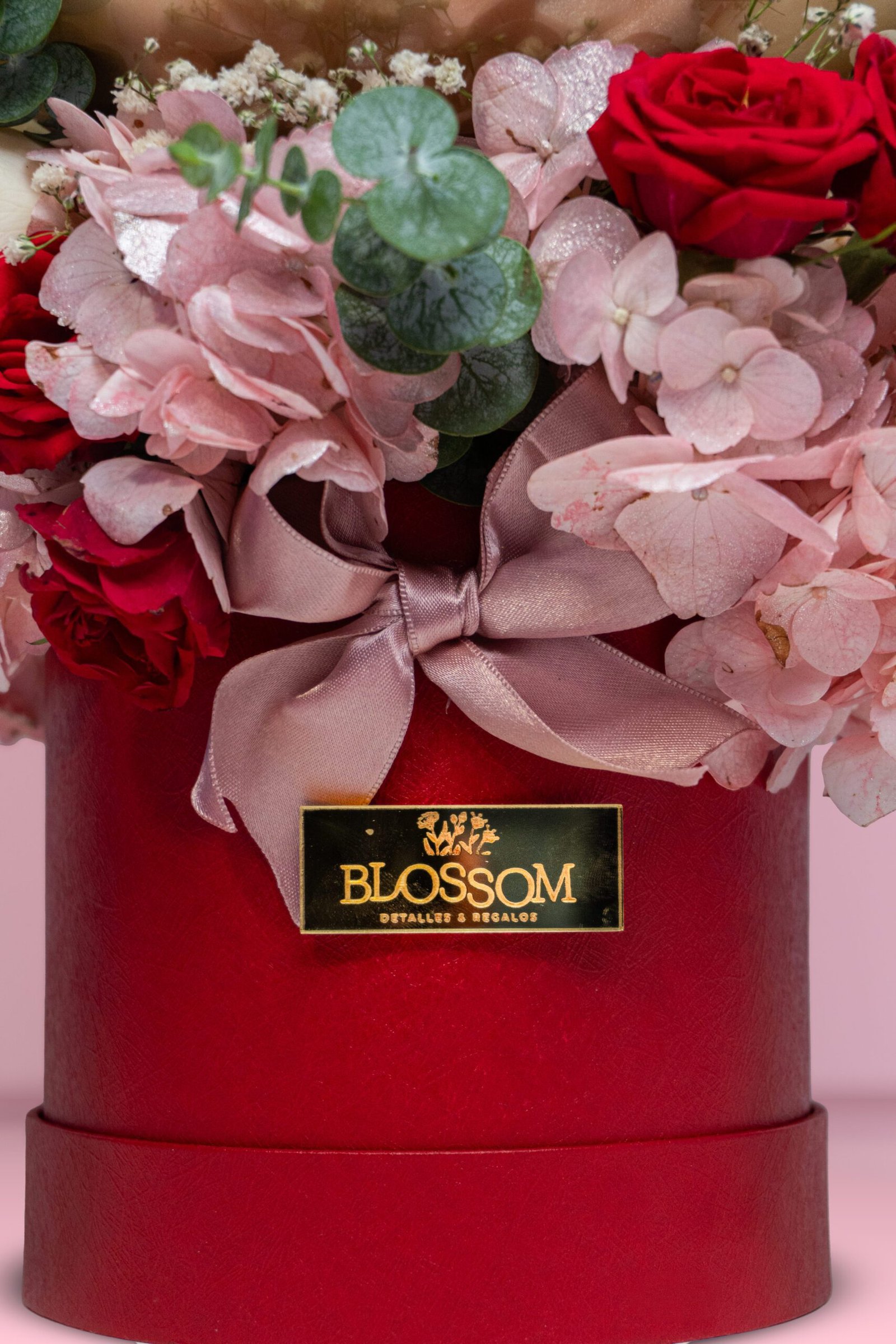 Cilindro floral de lujo Éclat con globo cromado contramarcado para el Día de la Madre – Blossom Cartagena