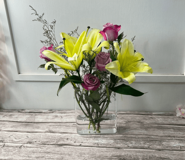 Florero En Forma De Libro Con Arreglo Floral
