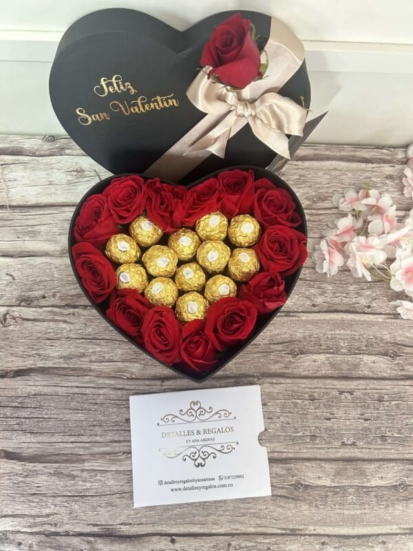 Caja de lujo corazón con rosas y centro de ferreros