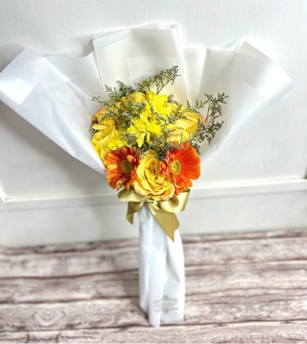 Ramo de flores con 6 Rosas, Pompones y 2 Gerberas