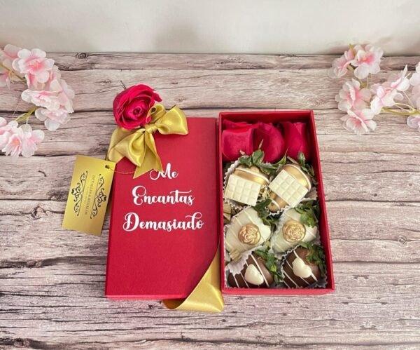 Caja de lujo pequeña con fresas y rosa