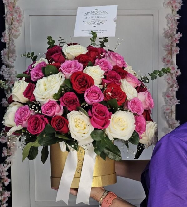 Cilindro de lujo arreglo de 90 rosas 🌹