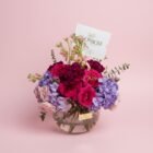 Florero Maison Violet con hortensias, rosas, claveles y flores de temporada con detalle dorado mom – Blossom Cartagena