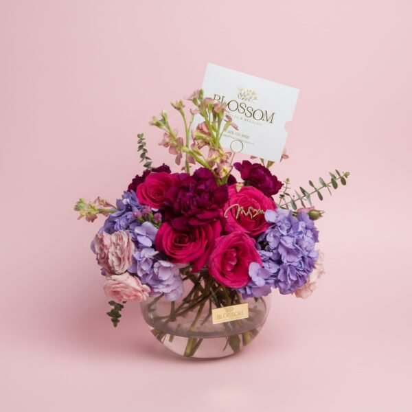 Florero Maison Violet con hortensias, rosas, claveles y flores de temporada con detalle dorado mom – Blossom Cartagena