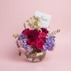 Florero Maison Violet con hortensias, rosas, claveles y flores de temporada con detalle dorado mom – Blossom Cartagena