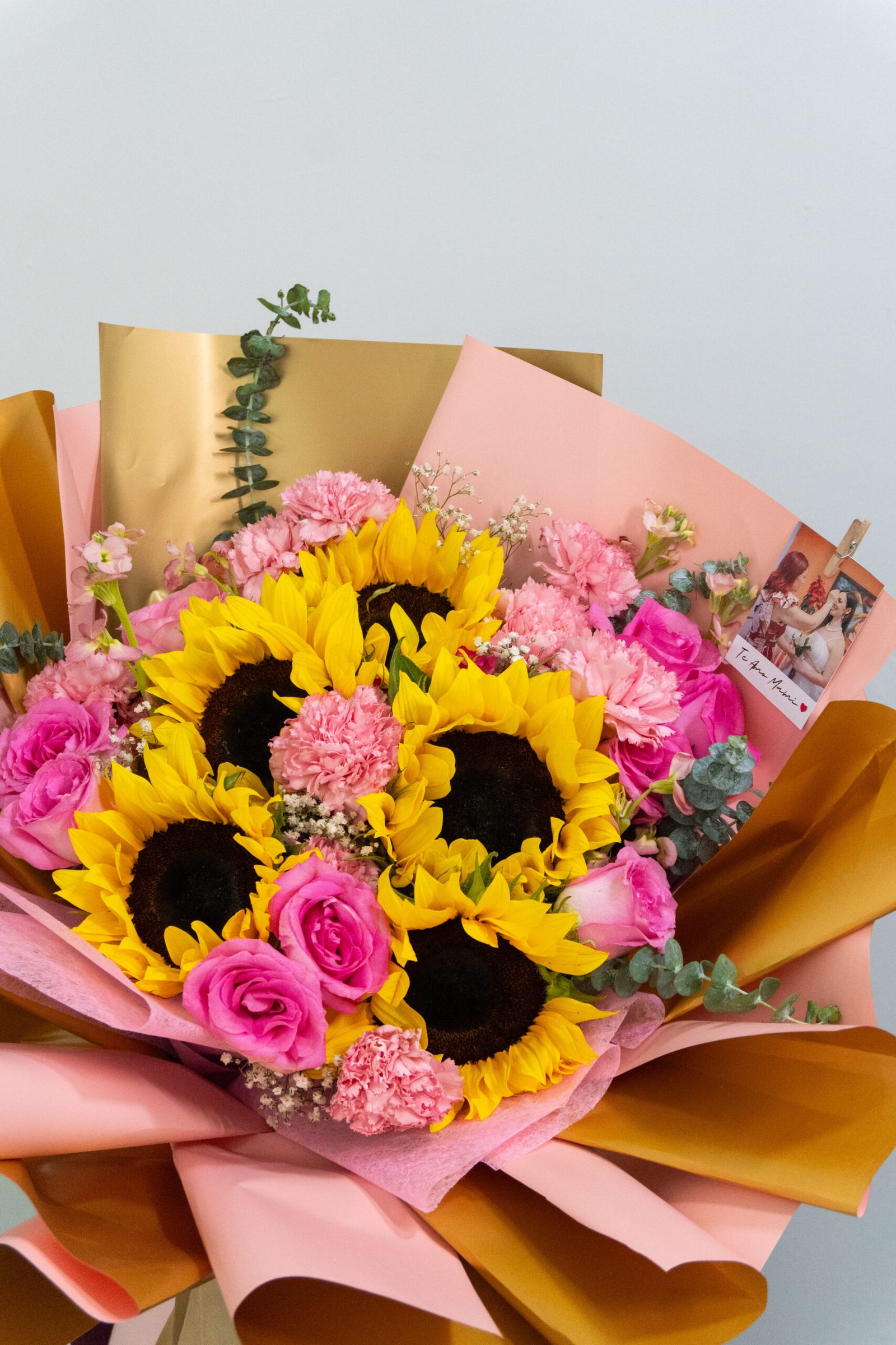 Ramo Soleil de girasoles, rosas y claveles frescos para el Día de la Madre – Blossom Cartagena