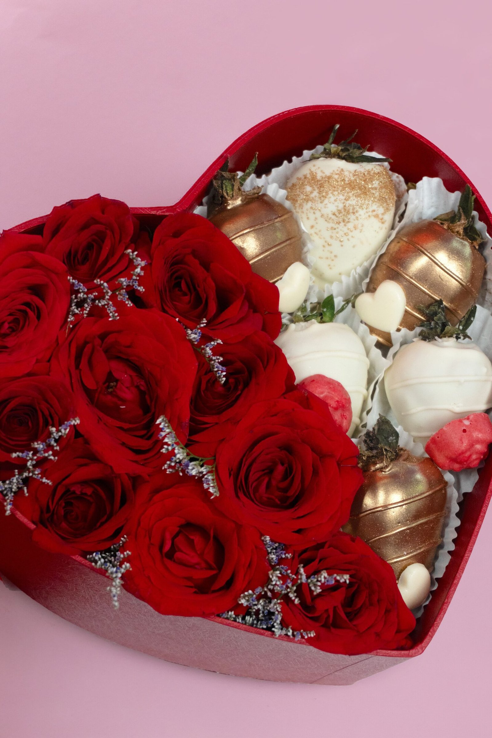 Corazón Canción de Amor con fresas frescas y rosas decoradas con dedicatoria – Blossom Cartagena