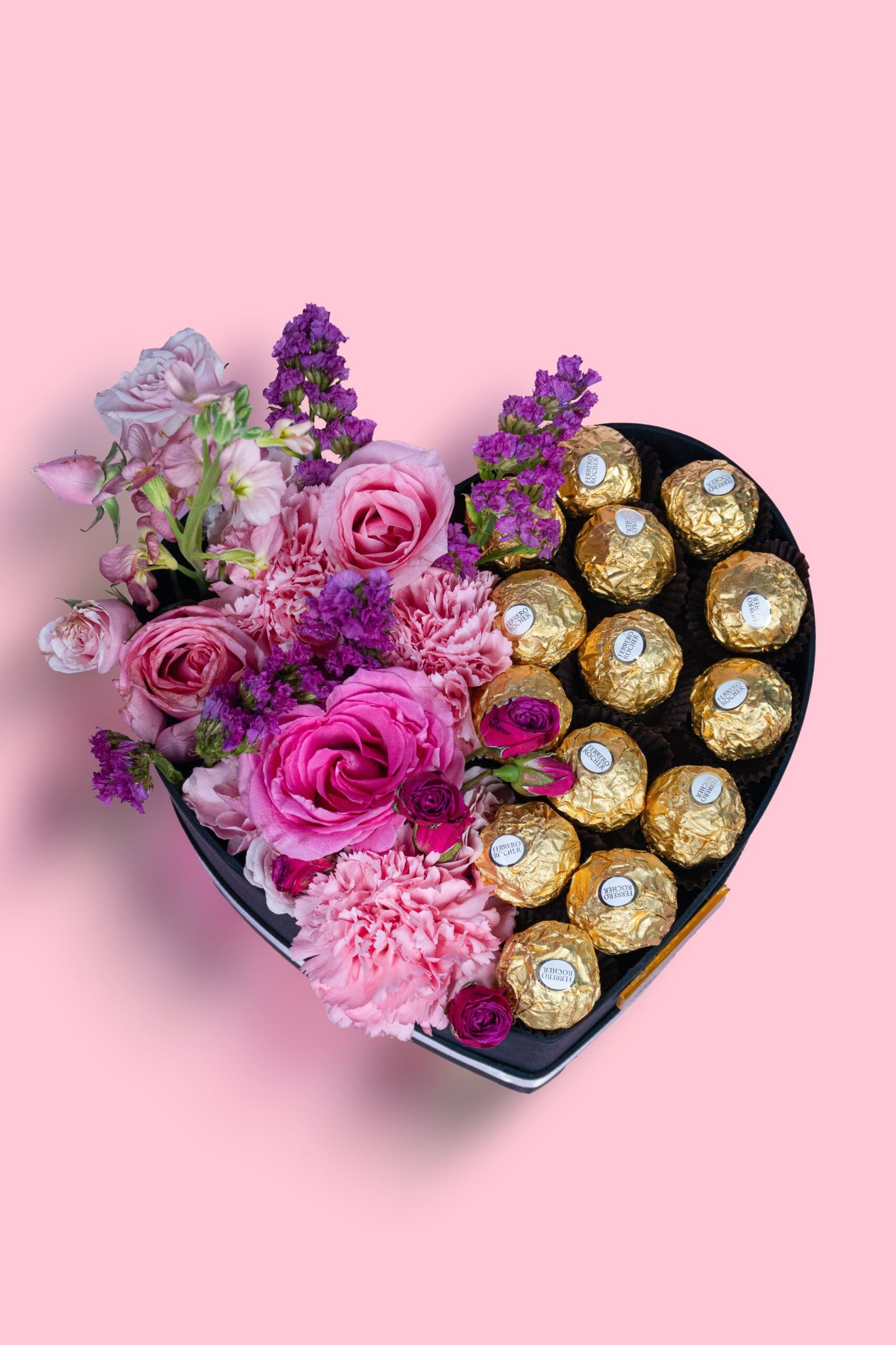 Caja corazón Velvet Heart con rosas, claveles, rosas mini, statice y Ferrero Rocher – Blossom Cartagena