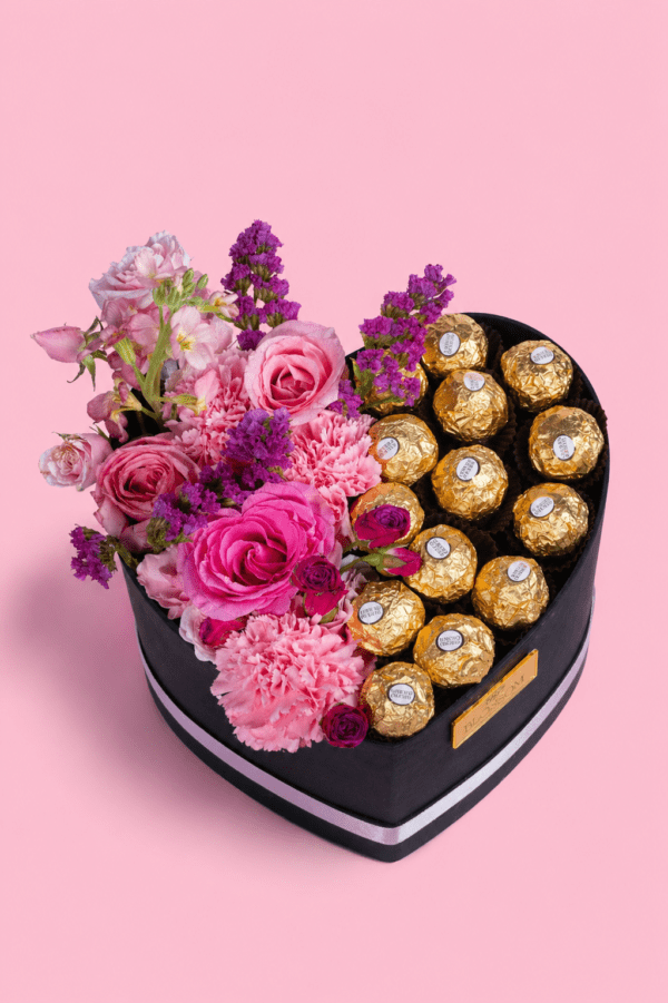 Caja corazón Velvet Heart con rosas, claveles, rosas mini, statice y Ferrero Rocher – Blossom Cartagena