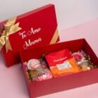 Caja Café con Amor con café premium, mug de flores, galletas artesanales y rosa de chocolate – Blossom Cartagena