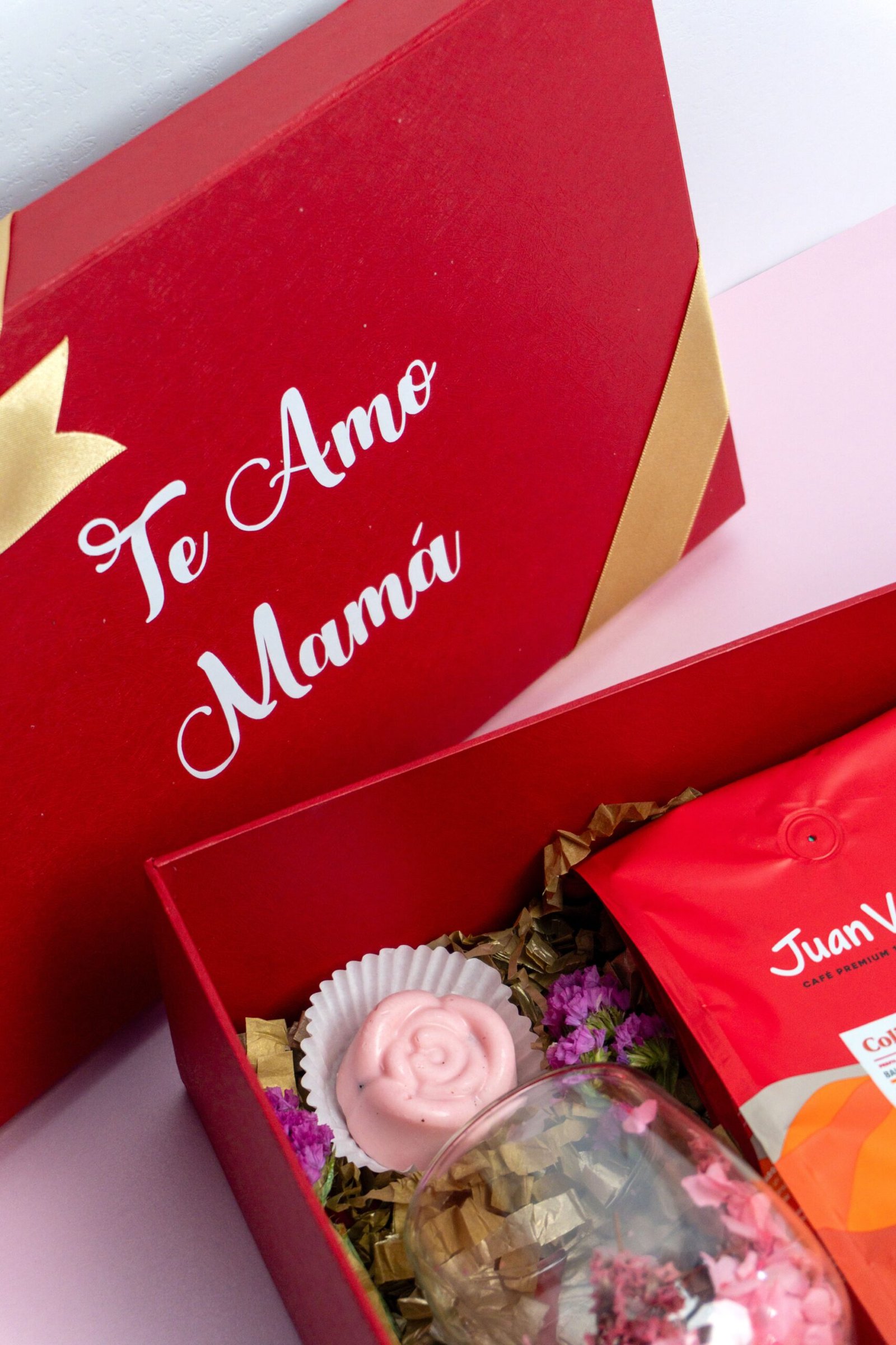 Caja Café con Amor con café premium, mug de flores, galletas artesanales y rosa de chocolate – Blossom Cartagena