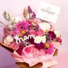 Ramo Violet Garden de diseño libre con rosas, gerberas, claveles, craspedia, statice y delphinium con detalle MOM en piedras perladas – Blossom Cartagena