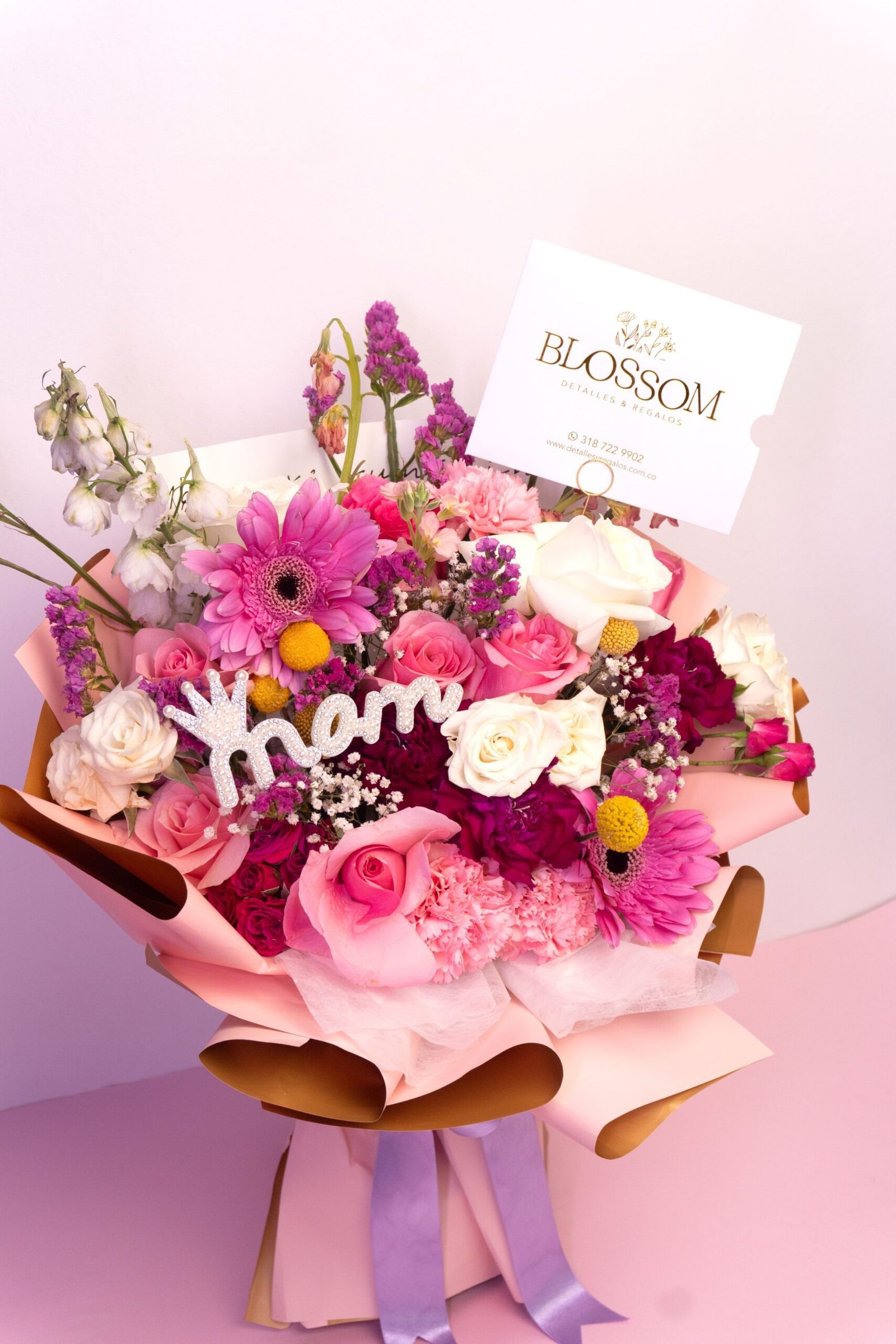 Ramo Violet Garden de diseño libre con rosas, gerberas, claveles, craspedia, statice y delphinium con detalle MOM en piedras perladas – Blossom Cartagena