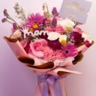 Ramo Violet Garden de diseño libre con rosas, gerberas, claveles, craspedia, statice y delphinium con detalle MOM en piedras perladas – Blossom Cartagena