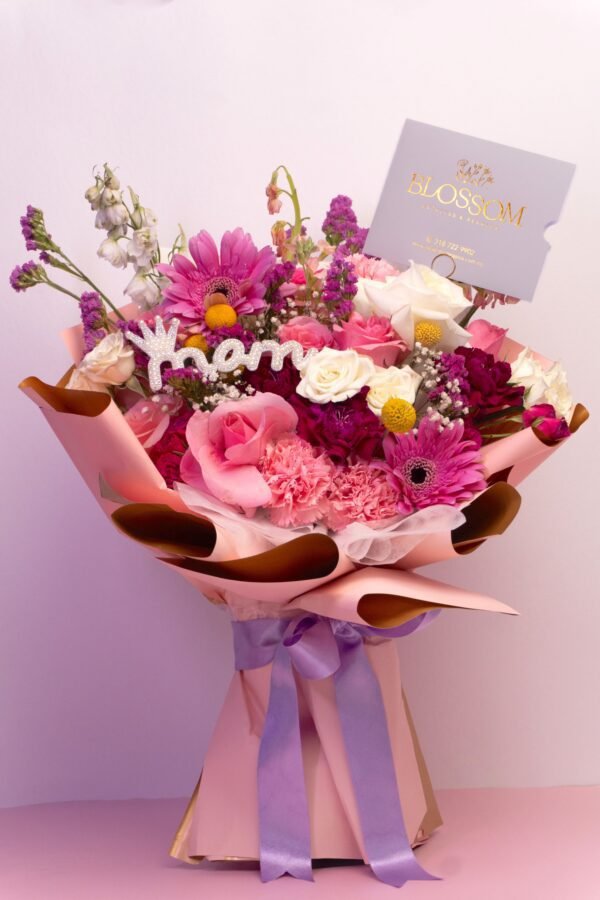 Ramo Violet Garden de diseño libre con rosas, gerberas, claveles, craspedia, statice y delphinium con detalle MOM en piedras perladas – Blossom Cartagena