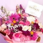 Ramo Violet Garden de diseño libre con rosas, gerberas, claveles, craspedia, statice y delphinium con detalle MOM en piedras perladas – Blossom Cartagena